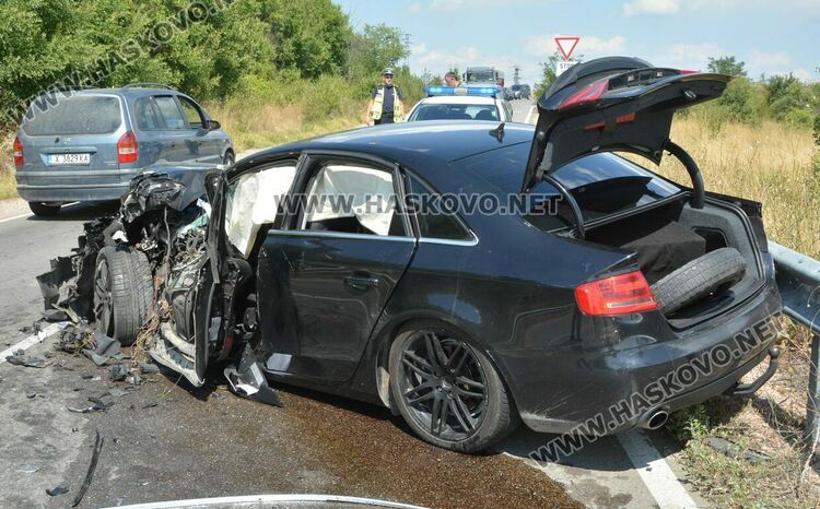 Петима пострадаха при катастрофа между Ауди и автокран край Хасково