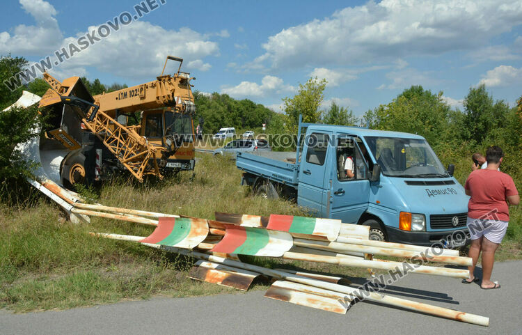 Петима пострадаха при катастрофа между Ауди и автокран край Хасково