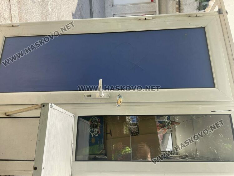 Разбиха и окрадоха павилион в центъра на Хасково