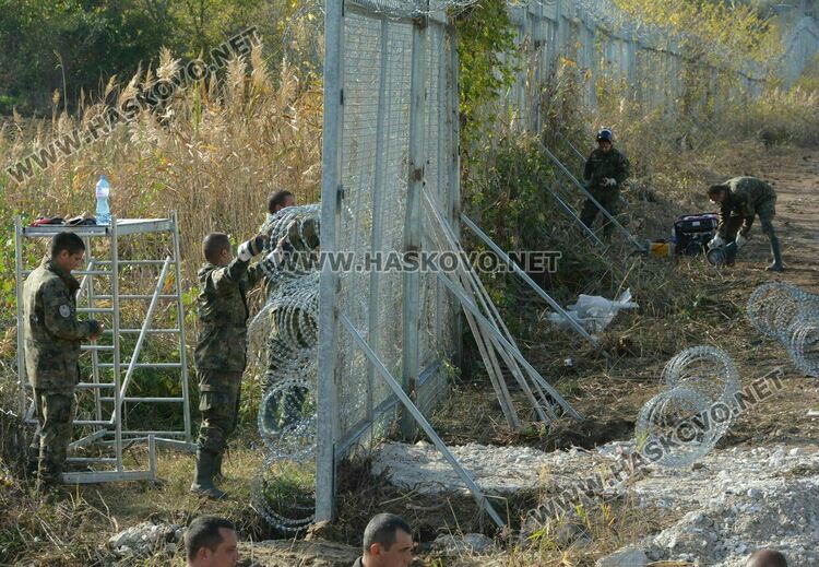 Миграционният натиск към България се увеличава, оградата по границата е в изправност