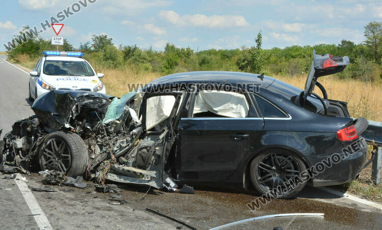 Петима пострадаха при катастрофа между Ауди и автокран край Хасково