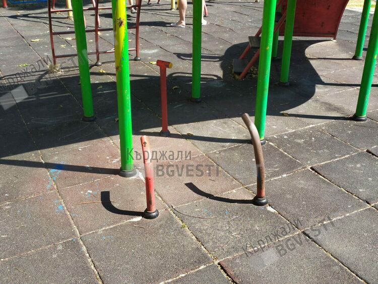 Опасна детска пързалка в центъра на Кърджали, родители искат намеса на Общината