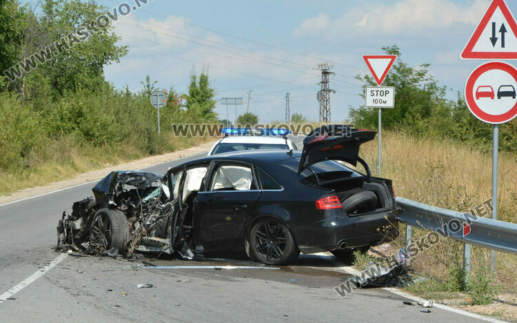 Петима пострадаха при катастрофа между Ауди и автокран край Хасково