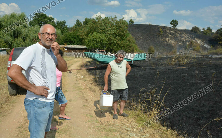 Постройка изгоря край язовир, пожарна се килна по пътя за спасяване