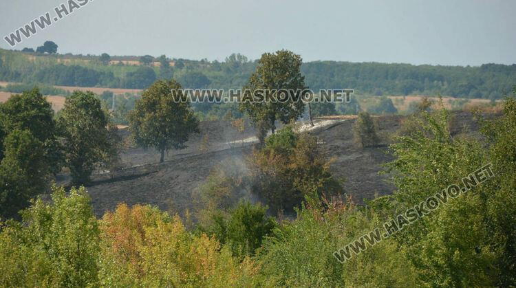 Постройка изгоря край язовир, пожарна се килна по пътя за спасяване