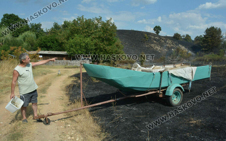 Постройка изгоря край язовир, пожарна се килна по пътя за спасяване