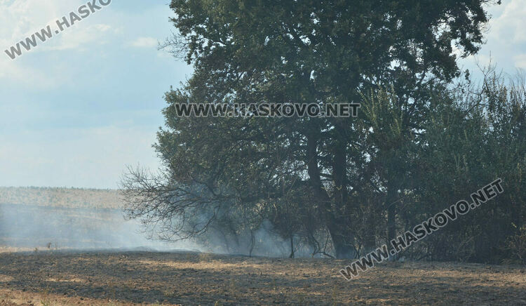 Постройка изгоря край язовир, пожарна се килна по пътя за спасяване