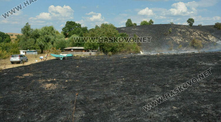 Постройка изгоря край язовир, пожарна се килна по пътя за спасяване
