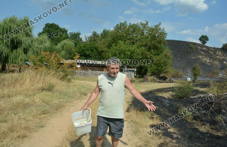 Постройка изгоря край язовир, пожарна се килна по пътя за спасяване