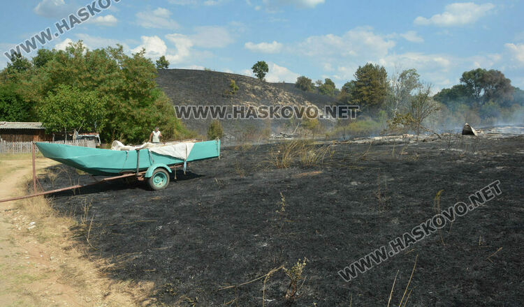 Постройка изгоря край язовир, пожарна се килна по пътя за спасяване