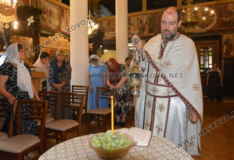 Литургия и освещаване на първото грозде на Преображение Господне в Хасково