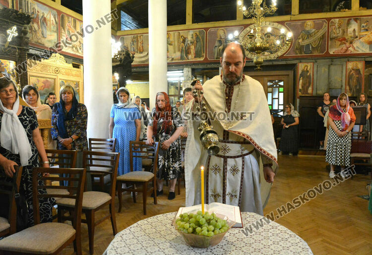 Литургия и освещаване на първото грозде на Преображение Господне в Хасково