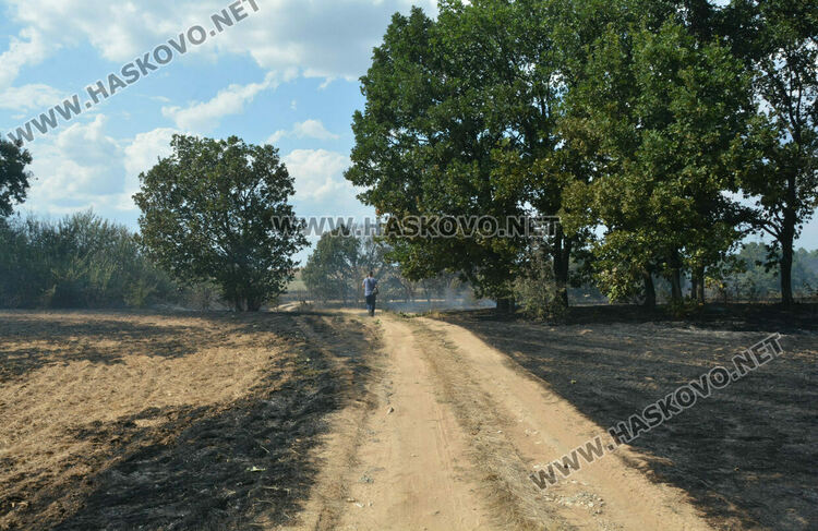 Постройка изгоря край язовир, пожарна се килна по пътя за спасяване