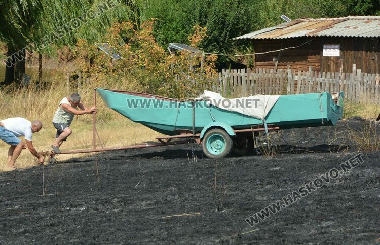 Постройка изгоря край язовир, пожарна се килна по пътя за спасяване