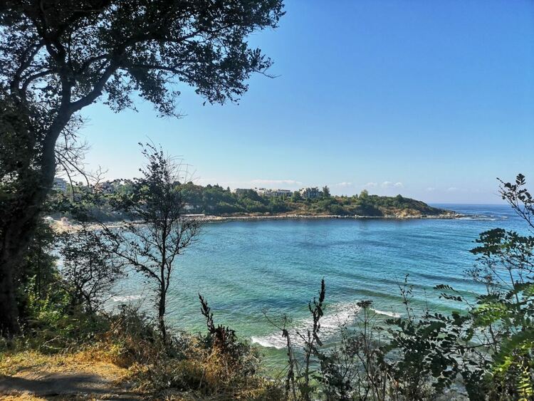 Слънчево и горещо