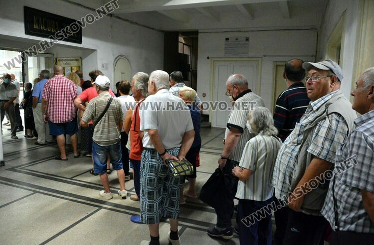 Опашки пред пощенските станции за пенсиите