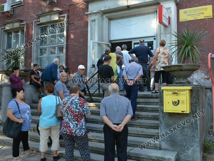 Опашки пред пощенските станции за пенсиите