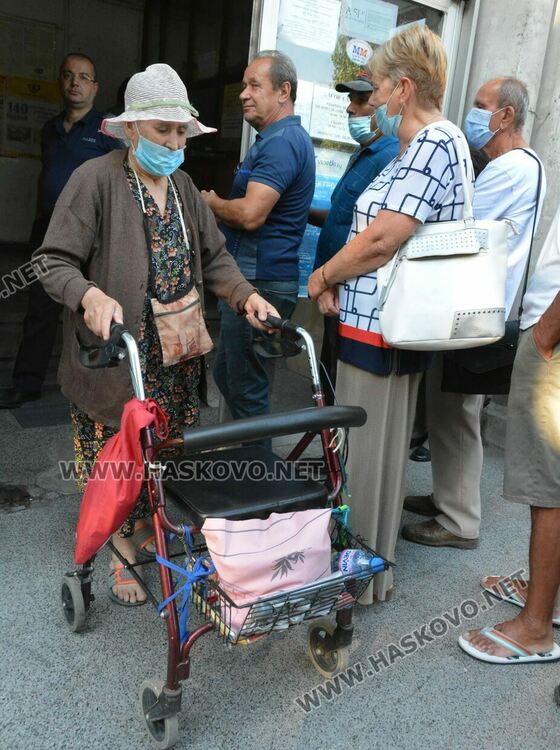 Опашки пред пощенските станции за пенсиите