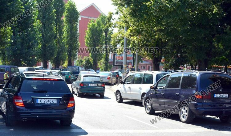Зверско задръстване изнерви шофьорите на пикови булеварди