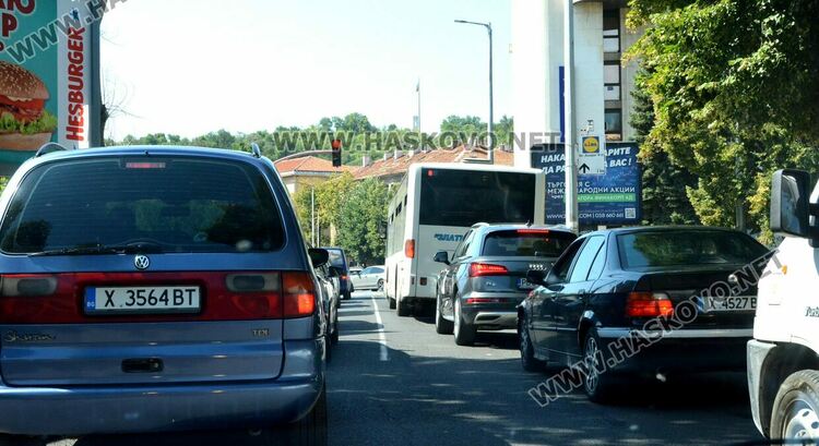 Зверско задръстване изнерви шофьорите на пикови булеварди