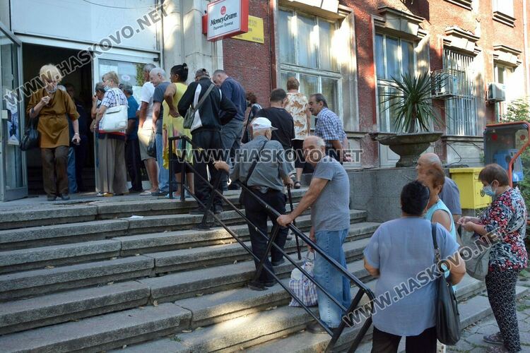 Опашки пред пощенските станции за пенсиите