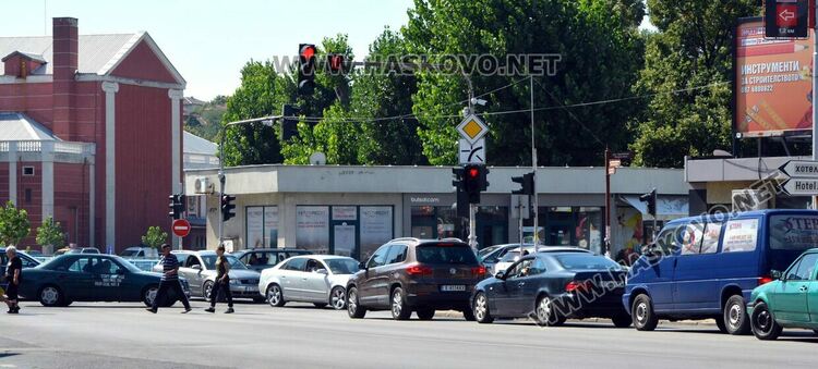 Зверско задръстване изнерви шофьорите на пикови булеварди