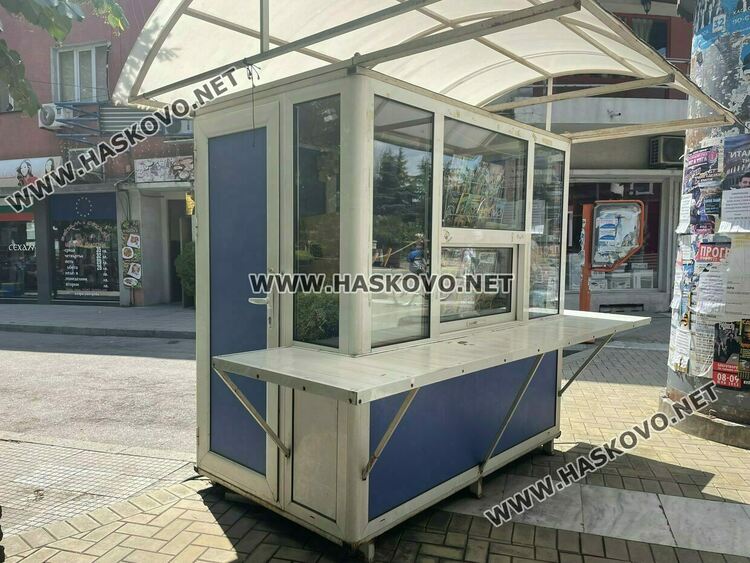 Деца разбили павилиона срещу театъра