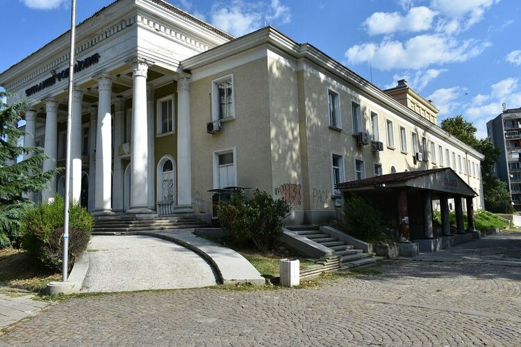 Кметът на Асеновград даде старт на ремонта на НЧ "Родолюбие"