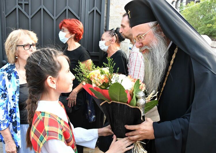 Пловдивският митрополит донесе  иконата на Света Богородица "Златна ябълка" за миряните в Хасково