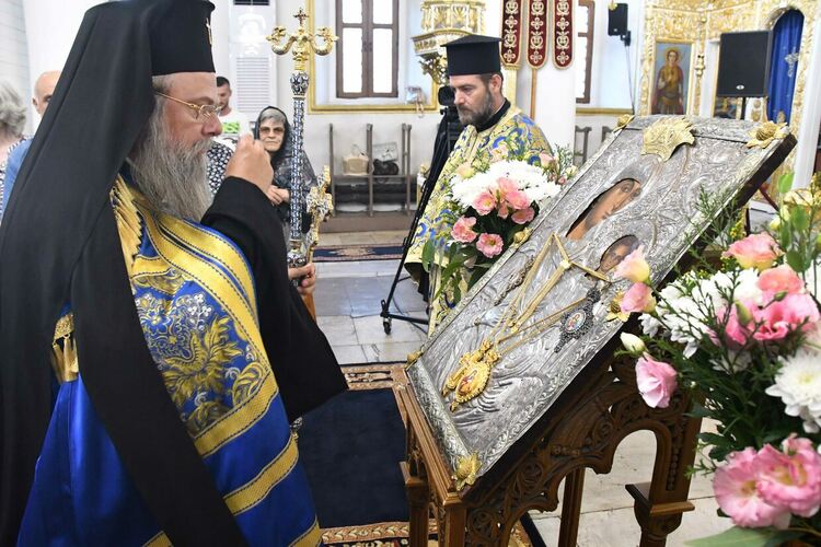 Пловдивският митрополит донесе  иконата на Света Богородица "Златна ябълка" за миряните в Хасково