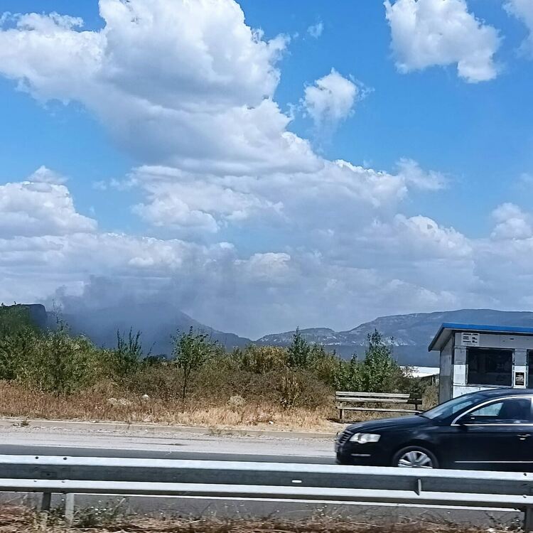Забраниха изхвърлянето на боклук на горящото сметище при Вишеград, Кърджали е заприличал на бунище