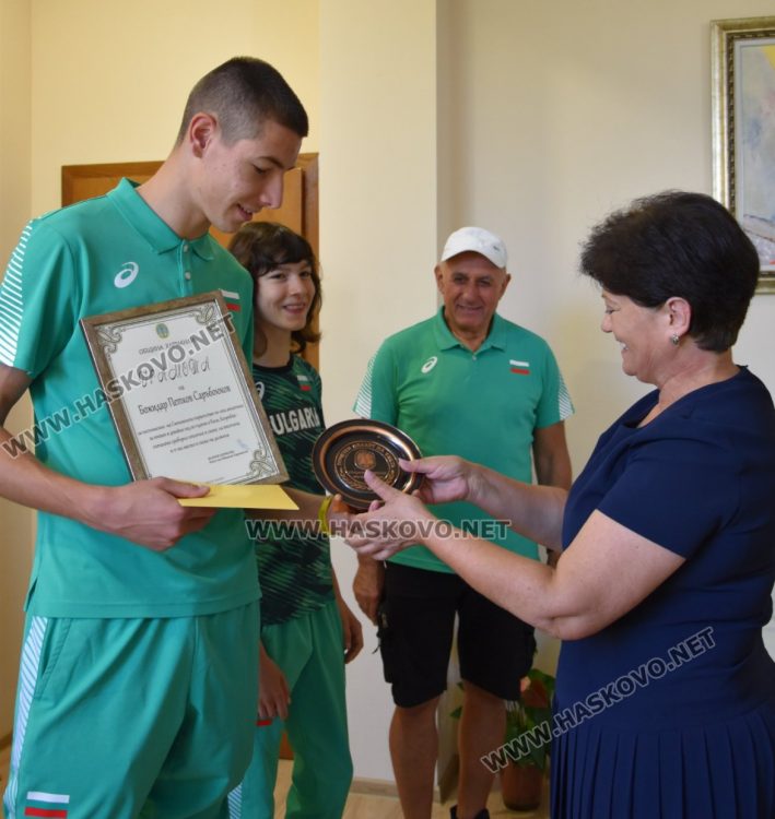 Божидар Саръбоюков с почетен плакет от община Харманли