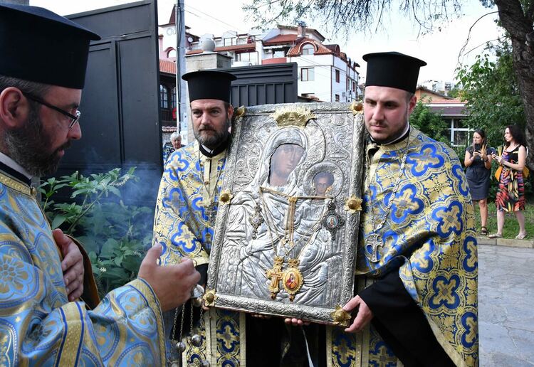 Пловдивският митрополит донесе  иконата на Света Богородица "Златна ябълка" за миряните в Хасково