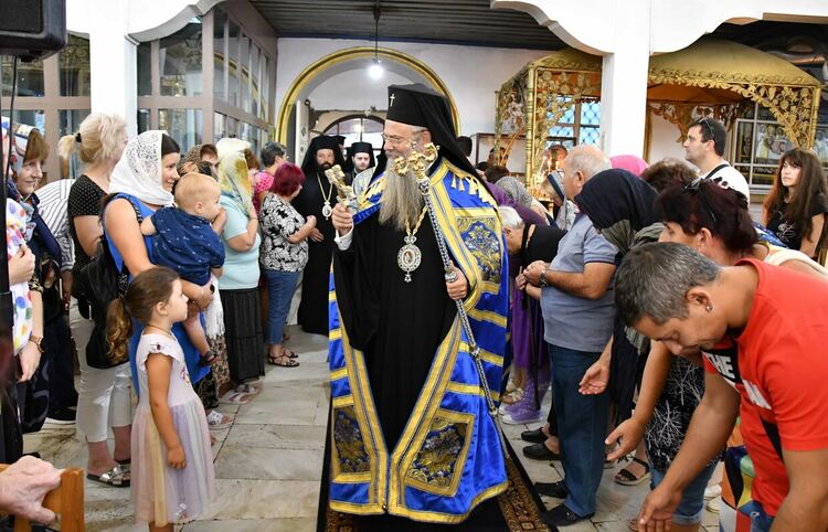 Пловдивският митрополит донесе  иконата на Света Богородица "Златна ябълка" за миряните в Хасково