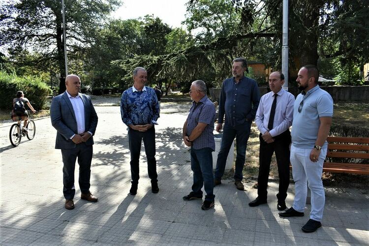 Кметът на Асеновград даде старт на ремонта на НЧ "Родолюбие"