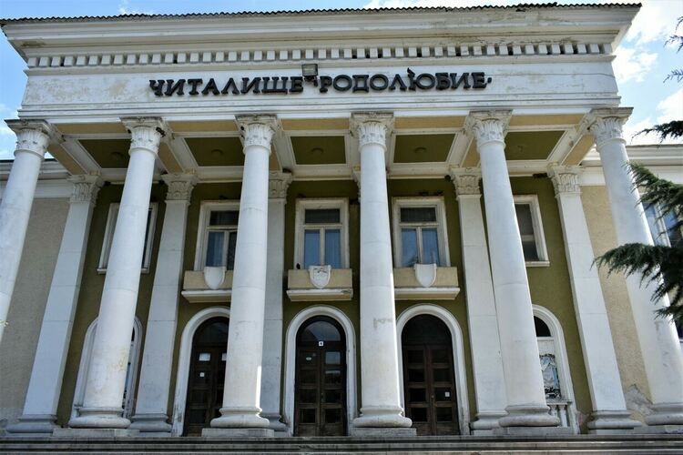 Кметът на Асеновград даде старт на ремонта на НЧ "Родолюбие"