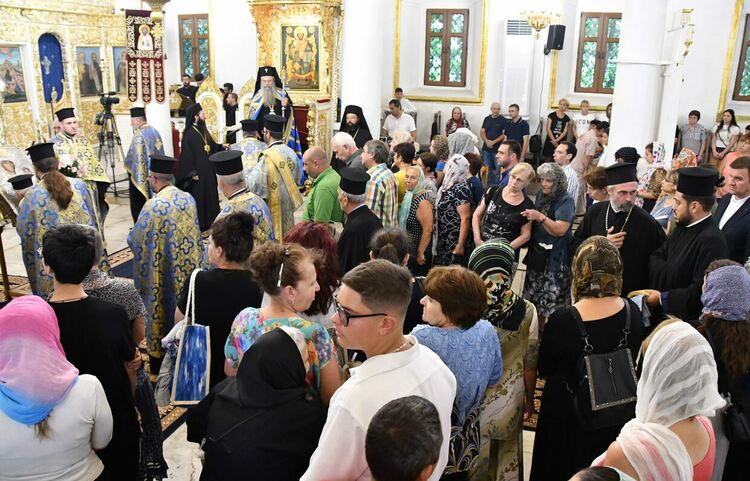 Пловдивският митрополит донесе  иконата на Света Богородица "Златна ябълка" за миряните в Хасково