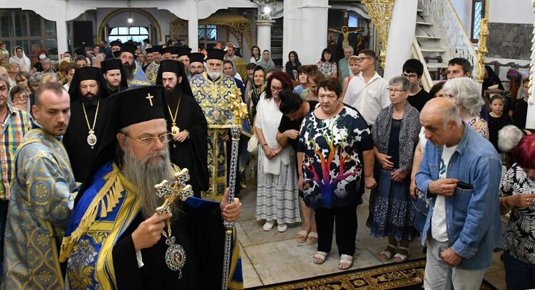 Пловдивският митрополит донесе  иконата на Света Богородица "Златна ябълка" за миряните в Хасково