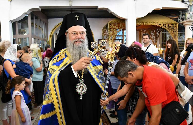 Пловдивският митрополит донесе  иконата на Света Богородица "Златна ябълка" за миряните в Хасково