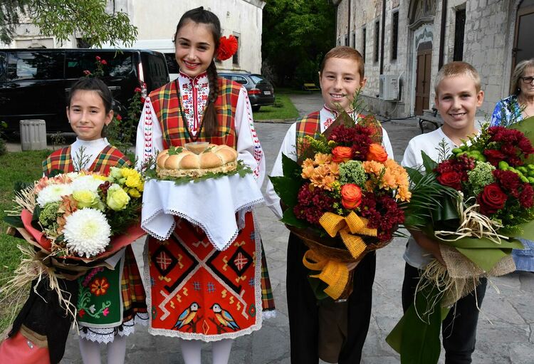 Пловдивският митрополит донесе  иконата на Света Богородица "Златна ябълка" за миряните в Хасково