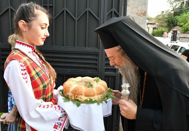 Пловдивският митрополит донесе  иконата на Света Богородица "Златна ябълка" за миряните в Хасково
