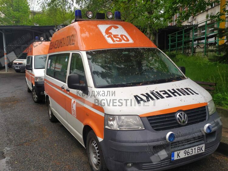 Къща гори в Рани лист, баща и дете са отведени в Спешното отделение