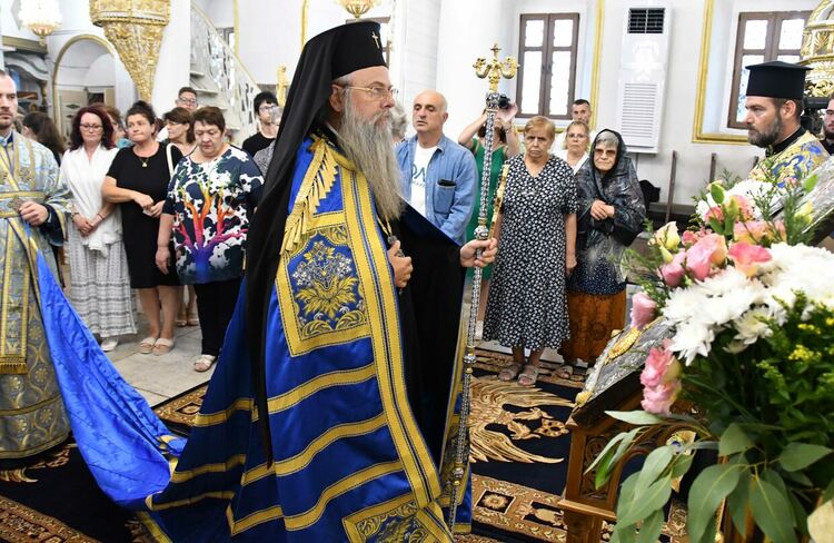 Пловдивският митрополит донесе  иконата на Света Богородица "Златна ябълка" за миряните в Хасково