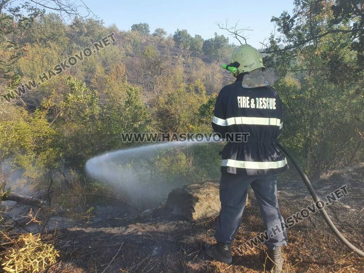 Два пожара още не са потушени в Хасковска област