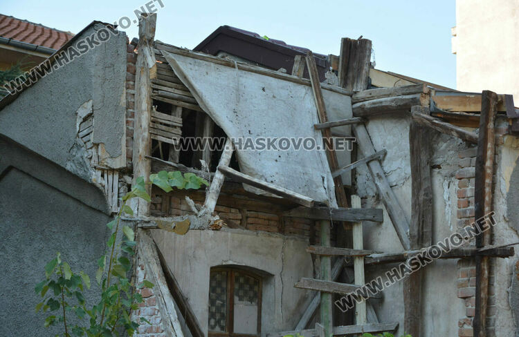 Разрушиха опасна камбанария на ул.“Добруджа“