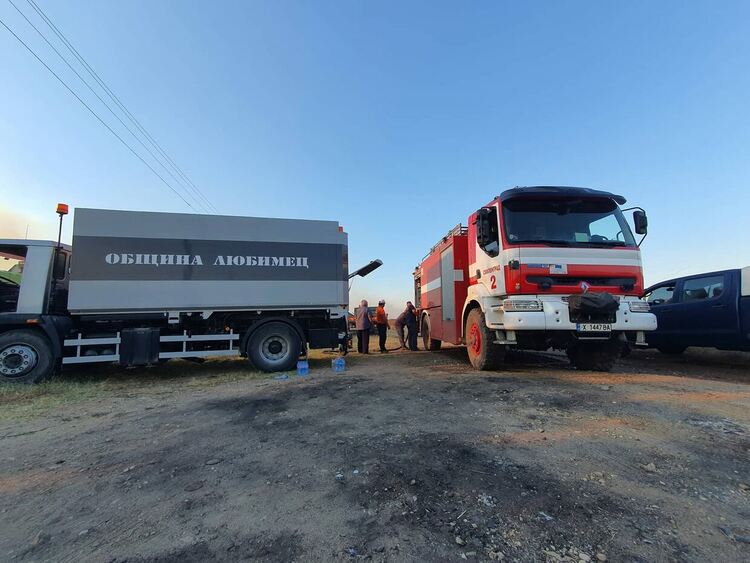Два пожара още не са потушени в Хасковска област