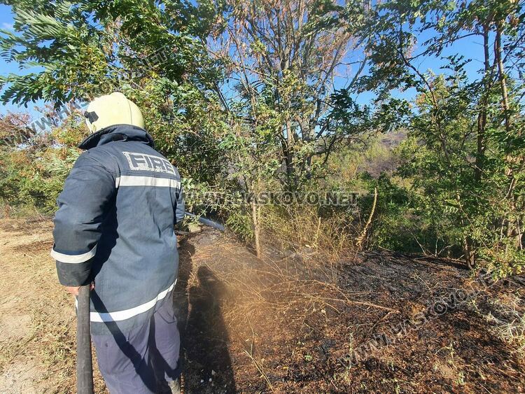 Два пожара още не са потушени в Хасковска област