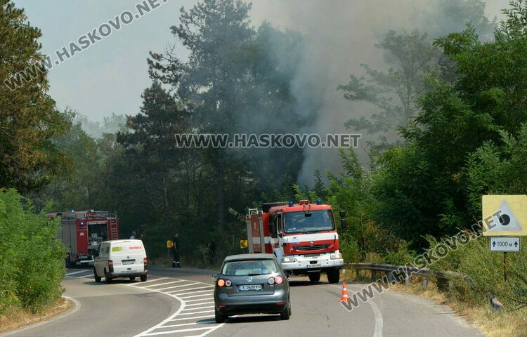 Огънят край Брягово е в опасна близост до пътя за Харманли