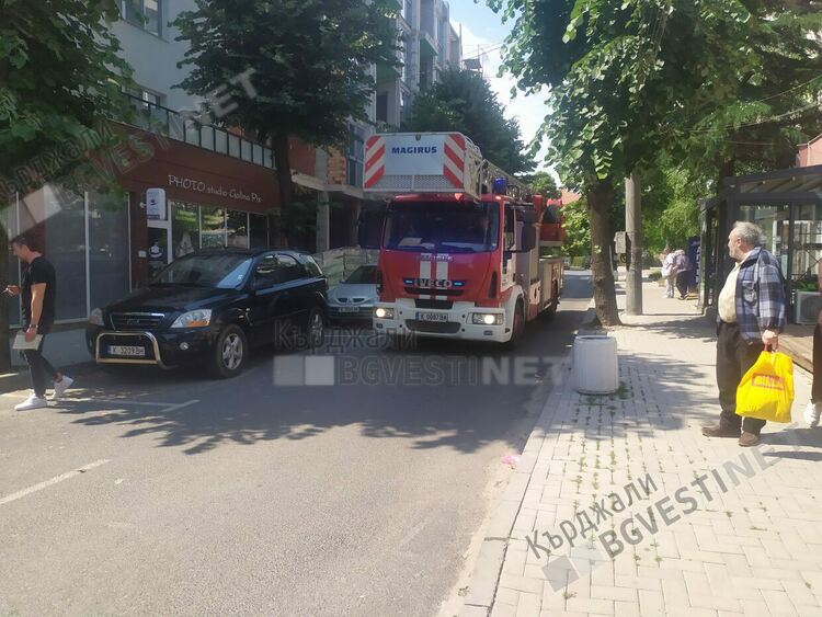 "Фолкваген" горя в Кърджали надвечер