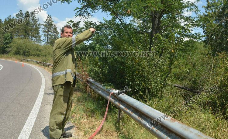 Огънят край Брягово е в опасна близост до пътя за Харманли